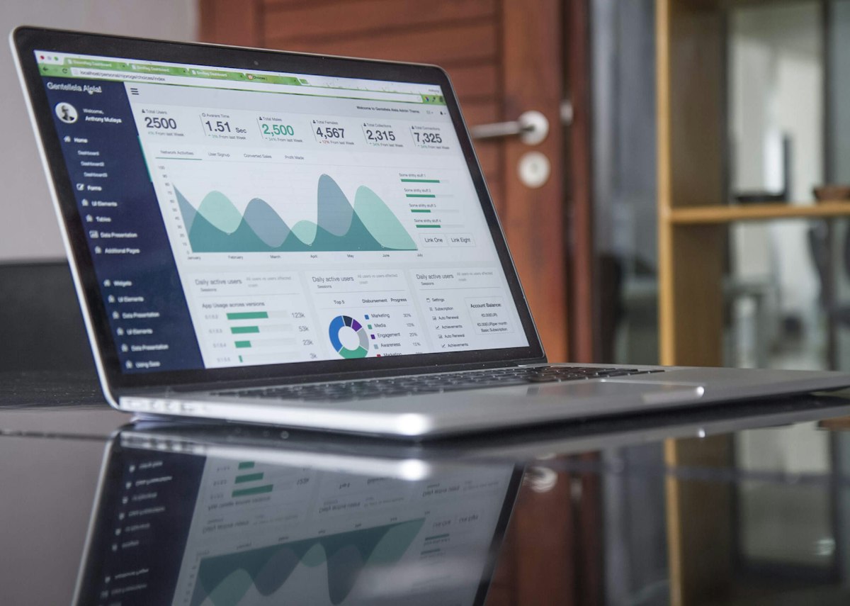 Recherche-Arbeitsplatz mit Finanzunterlagen und Notizen